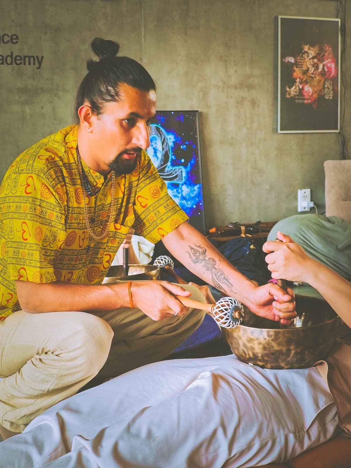 A practical sound healing training exercise with singing bowls